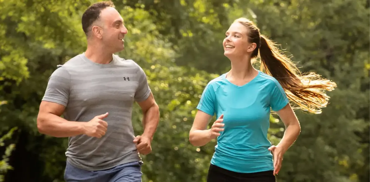 Personal Trainer mit einer Kundin beim Laufen
